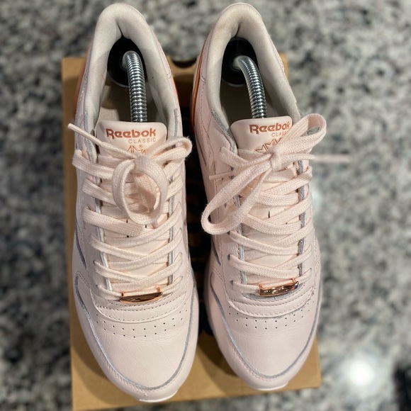 Womens Reebok Classics - Picture 5 of 10